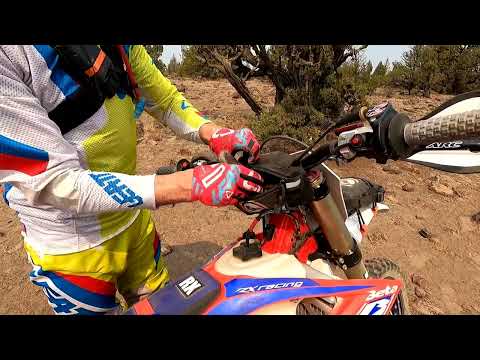 Load video: Giant Loop Zigzag Handlebar Bag
